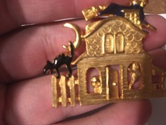 VINTAGE AAi HAUNTED HOUSE HALLOWEEN WITCH CAT BROOCH PIN GOLD TONE / WRONGWAY052