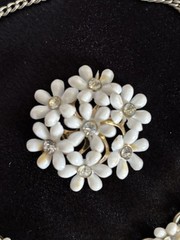 Vtg White Daisy Necklace Bracelet Brooch Earrings Parure Set Gold Toned Gift Box