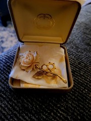 Vintage Flower Brooch Gold Tone Ivory Rose Resin Metal Fashion Jewelry