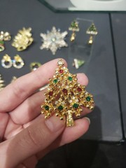 14 pc lot vtg jewelry Brooches pins earrings Christmas Trees wreath rhinestones
