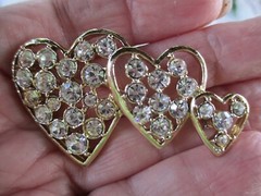 VINTAGE GOLD TONE CRYSTAL TRIPLE HEART BROOCH MADE USA