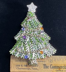 Avon 2008 Brooch 5th Annual Rhinestone Enamel Christmas Tree Pin Dangle Stones