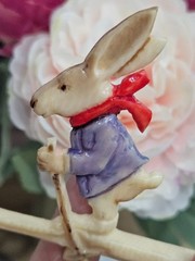 [COLLECTOR] Hand Carved & Hand Painted Skiing Rabbit Pin Brooch – NOT MOLDED
