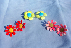 VTG 1960’s LOT OF 3 WOMEN’S ENAMEL METAL CLIP ON DAISY EARRINGS