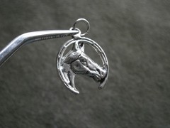Horse Head in Horseshoe Vintage Silvertone Bracelet Charm Pendant 1.1g