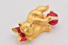 Vero Vintage Christmas Kitten Pin Brooch Cat Brushed Gold Red Bow Signed BinBP
