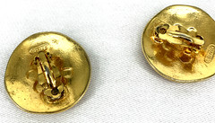 Berebi Earrings Enamel Clip Medallion Center Brown Swirl Goldtone 1.5″ Vintage