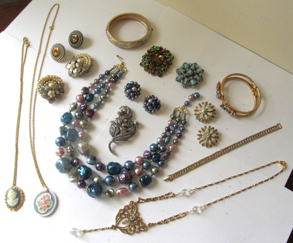 LOT Vintage Estate Costume Jewelry MONET CAMEO Avon Beau Jewels JULIANA