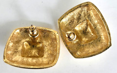 Vintage Small Bold Gold Tone Pierced Earrings 15/16″