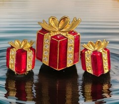 Red Wrapped Present Clip On Earrings And Pin With White Rhinestones M08(03)