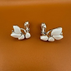 Vintage Thermoset Climber Earrings Silver Tone White Flower Petals Retro Mod