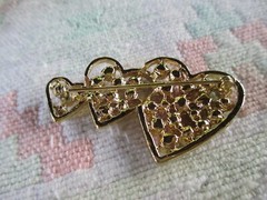 VINTAGE GOLD TONE CRYSTAL TRIPLE HEART BROOCH MADE USA