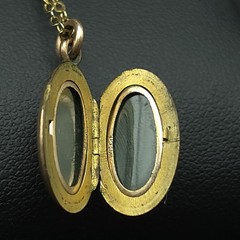 Vintage 12K GF W.C. Co Engraved Oval Photo Locket 17″ Necklace
