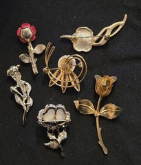 22 VINTAGE BROOCH COSTUME JEWELRY LOT HEARTS MOTHERS DAY FLOWER AVON JJ GERRYS