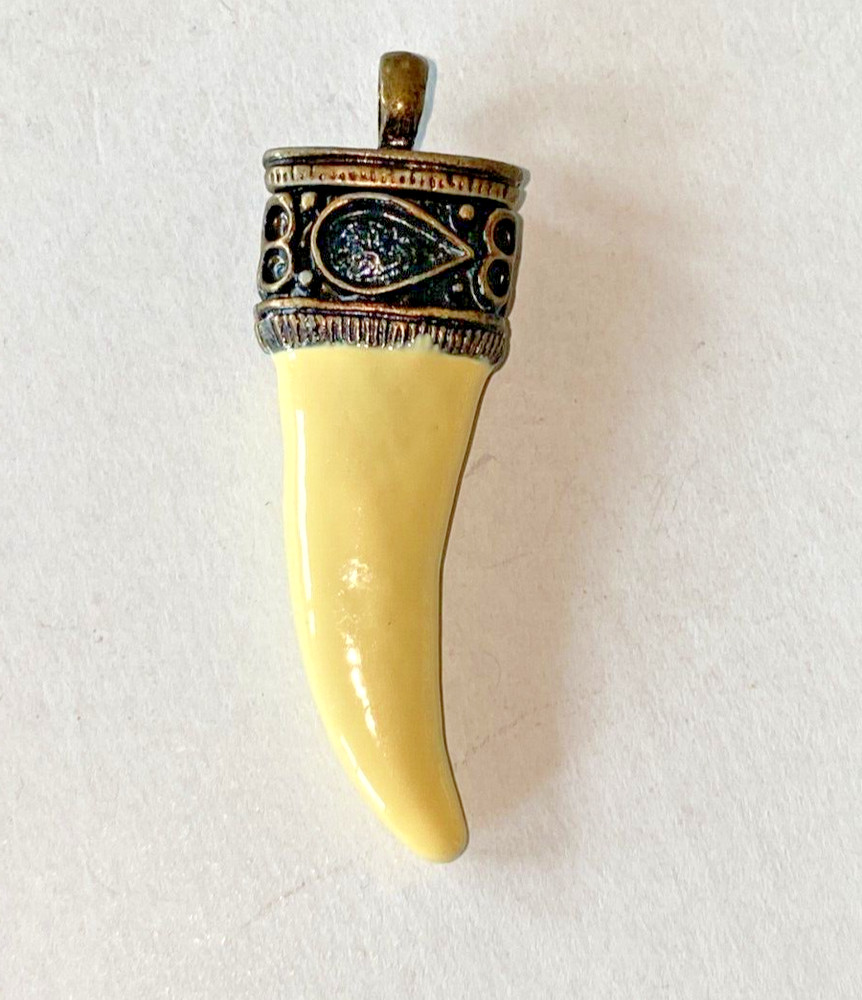 VTG HILDIE & JO TUSK PENDANT BRONZE AND GLASS TUSK 2″