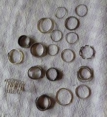 LOT OF 18 VINTAGE GOLD or SILVER TONE FASHION BAND RINGS , ASSORTED SIZES