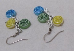 Vtg Green Yellow Blue Bull’s-Eye Inlaid Plastic Disks White Chain Dangle Earring