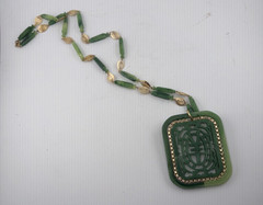 Large Vintage Faux Green Jade LUCITE Pendant (Plastic) Necklace 18.5″