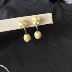 Vintage Carb Flower Hawaiian Earrings Clip On