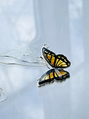 Butterfly Genuine Baltic Amber Necklace Vintage Egg Yolk Butterscotch Polish 老琥珀