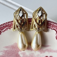 Vtg Gold Tone Teardrop Champagne Pearl Dangle Pierced Post Earrings – 2” x .75”