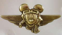 2008 Mickey Mouse Walt Disney Aviator Wings Pilot Badge Bronze Trading Pin
