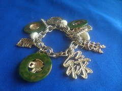 ASIAN GREEN AND WHITE GOLD TONE CHUNKY CHARM BRACELET