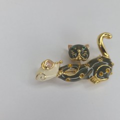 Vintage 1950’s Signed LG Lind Gal Enamel Bobblehead Cat W/Mouse Brooch