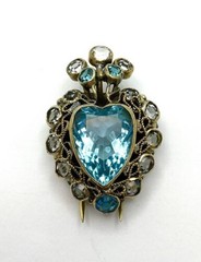 Unsigned Hobe Small Aquamarine Glass Heart Gold Tone Metal Clip Brooch