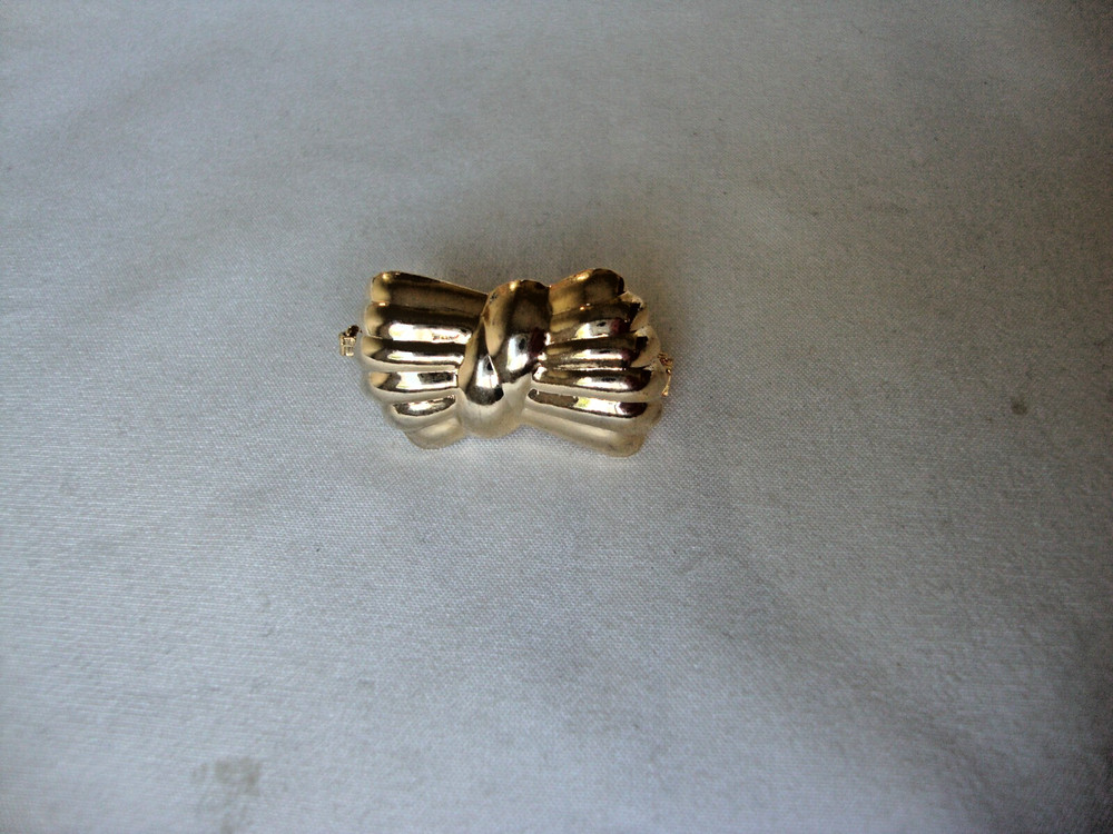 VTG 1970s RIBBON BOW GOLD TONE HINGED W/SAFETY CATCH DRESS/SCARF CLIP