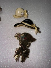 Vintage Red Hat – 7 Brooches And 2 Pairs Of Earrings