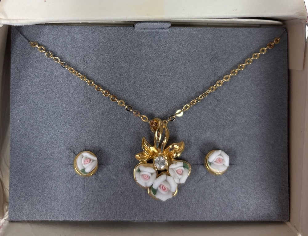 Vintage Avon Porcelain Rose Necklace & Earrings Set Gold Tone Floral Jewelry 23″