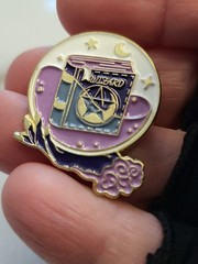 Vtg Rare Pin Brooch Witch Wizard Book Of Spells Pin Moon Stars Conguring O77EUC