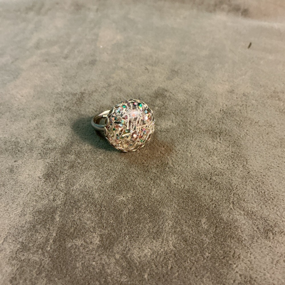 1960 Signed Sarah Coventry Glitter Lucite Ring metal backing adjustable band