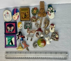 Lot Of 28 Vintage Brooches 9oz Holiday, Figural, Metal, Stone, Plastic Pre Owned