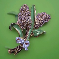 Deco Era Pot Metal Figural Lilac/ hyacinth Bouquet Brooch