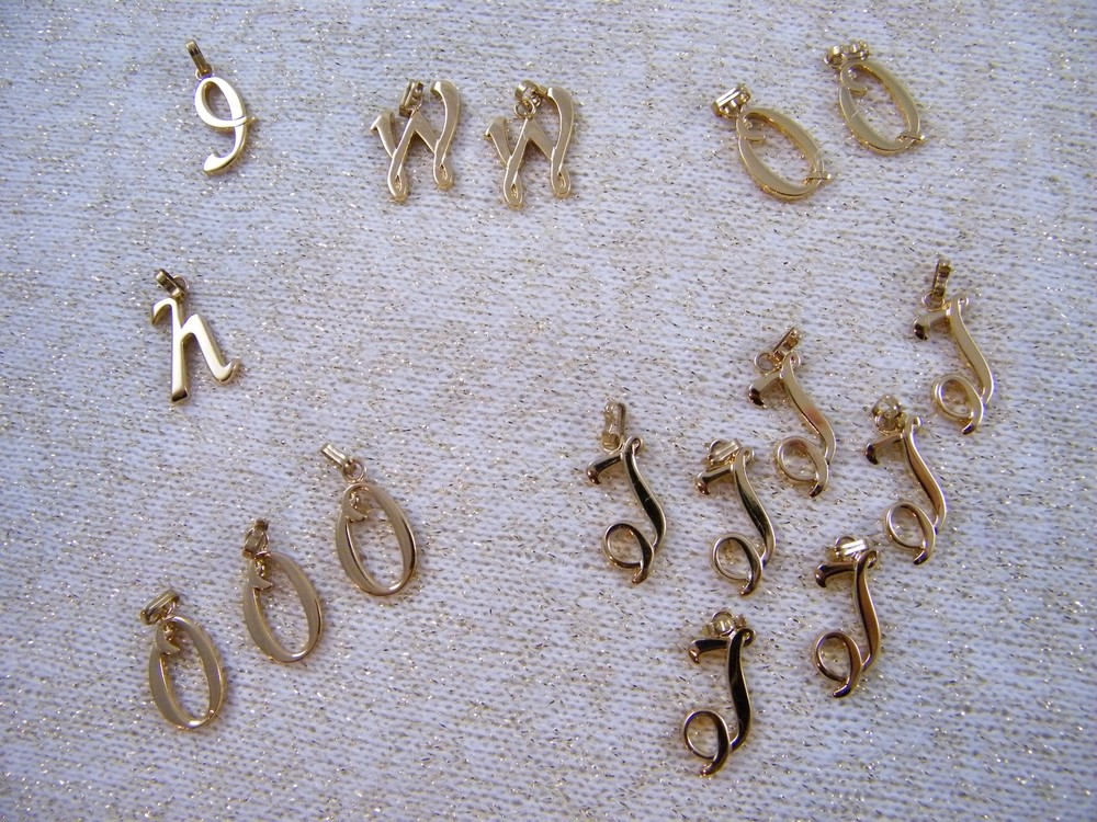 (16) MONET SIGNED ~ GOLD TONE LETTER PENDANTS ~ W, J, I, h, O, & Q