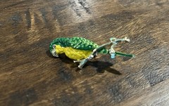 Vintage Gerry’s Yellow Green Enamel 🦜Rhinestone Eye Parrot Bird 2″ Brooch Pin