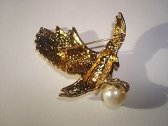 STUNNING SIGNED AD2001 EAGLE W/PEARL PAVE’ CRYSTAL RHINESTONES BROOCH GOLD PLATE