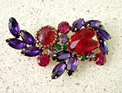 VTG. SIGNED WEISS PURPLE & PINK RHINESTONE BROOCH / RARE FANTASY INVERTED STONE