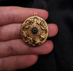 Vintage 1970s-1980s Gold-Tone Floral Locket Pendant