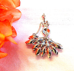 CLASSIC BROOCH PIN ELEGANT WOMAN FASHION RED DRESS RED RHINESTONES/COSTUME S K14