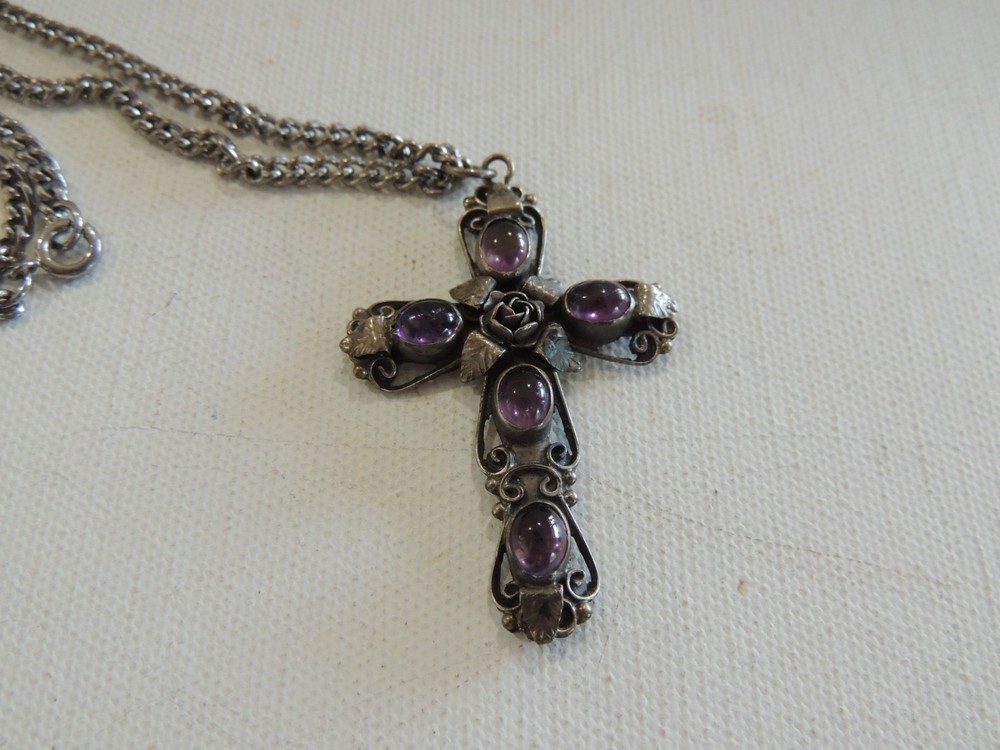 VINTAGE 800 SILVER CROSS PENDANT W/ 5 PURPLE CABACHON OVAL STONES & 30″ CHAIN