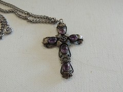 VINTAGE 800 SILVER CROSS PENDANT W/ 5 PURPLE CABACHON OVAL STONES & 30″ CHAIN