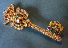 GOLD TONE/RHINESTONE 2.5 IN KEY TO CROWN BROOCH PIN