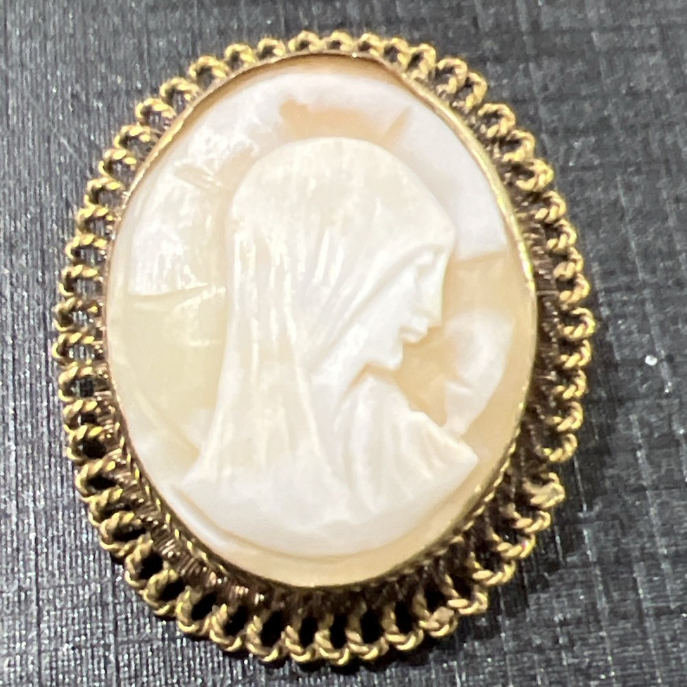 vintage cameo brooch 1.5 In