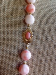 ESTATE ANGEL SKIN BLUSH CORAL 10 MM GOLD 26″ LONG 78 GR GOLD SPACERS NECKLACE