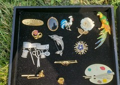 Vintage Brooch Lot: 50 PCS, Krementz, Avon, 18ktGF, Napier, JJ, Coro, AJC, !!!