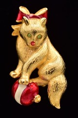 Vero Vintage Christmas Kitten Pin Brooch Cat Brushed Gold Red Bow Signed BinBP
