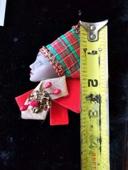 Vtg Brooch/Pin African Woman Face Profile Holiday Print Head Wrap Ribbon Scarf